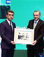 Cumhurbaşkanı Recep Tayyip Erdoğan ile Gençlik ve Spor Bakanı Akif Çağatay Kılıç, Cemal Reşit Rey Konser Salonu'nda düzenlenen Zümrüdüanka Yeşilay Enleri 2015 Ödül Törenine katıldı.