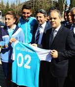 Gençlik ve Spor Bakanı Akif Çağatay Kılıç, Adıyaman Merkez Gençlik Merkezi'ni ziyaret etti.