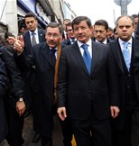 Başbakan Ahmet Davutoğlu ile Gençlik ve Spor Bakanı Akif Çağatay Kılıç, Hacı Bayram Camii'nde kıldıkları cuma namazı sonrası vatandaşlarla sohbet etti.