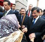 Başbakan Ahmet Davutoğlu ile Gençlik ve Spor Bakanı Akif Çağatay Kılıç, Hacı Bayram Camii'nde kıldıkları cuma namazı sonrası vatandaşlarla sohbet etti.