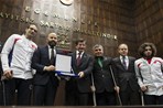 Başbakan Ahmet Davutoğlu ile Gençlik ve Spor Bakanı Akif Çağatay Kılıç, TBMM Ak Parti Grup Toplantısı sonrasında Yalova Ortopedikler Spor Kulübü'nü kabul etti.