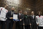 Başbakan Ahmet Davutoğlu ile Gençlik ve Spor Bakanı Akif Çağatay Kılıç, TBMM Ak Parti Grup Toplantısı sonrasında Yalova Ortopedikler Spor Kulübü'nü kabul etti.