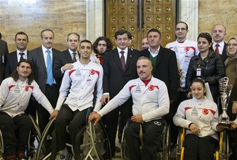 Başbakan Ahmet Davutoğlu ile Gençlik ve Spor Bakanı Akif Çağatay Kılıç, TBMM Ak Parti Grup Toplantısı sonrasında Yalova Ortopedikler Spor Kulübü'nü kabul etti.
