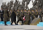 Başbakan Ahmet Davutoğlu ile Gençlik ve Spor Bakanı Akif Çağatay Kılıç, 18 Mart Şehitleri Anma Günü ve Çanakkale Deniz Zaferi’nin 100.yılı Törenleri'ne katıldı.