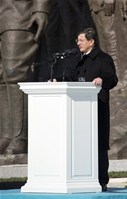 Başbakan Ahmet Davutoğlu ile Gençlik ve Spor Bakanı Akif Çağatay Kılıç, 18 Mart Şehitleri Anma Günü ve Çanakkale Deniz Zaferi’nin 100.yılı Törenleri'ne katıldı.