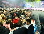 Başbakan Ahmet Davutoğlu ile Gençlik ve Spor Bakanı Akif Çağatay Kılıç, AK Parti İstanbul İl Başkanlığı'nın Abdi İpekçi Spor Salonunda düzenlediği Biz Birlikte Türkiye'yiz Bahar Şöleni ne katıldı.
