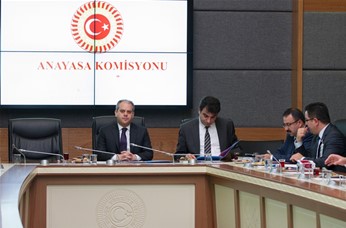 TBMM Anayasa Komisyonu'nda seçilme yaşını 25'ten 18'e düşüren Anayasa değişikliği teklifi görüşüldü. Toplantıya Gençlik ve Spor Bakanı Çağatay Kılıç da katıldı.