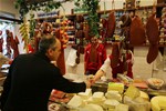 Gençlik ve Spor Bakanı Akif Çağatay Kılıç, Samsun esnafını ziyaret etti.