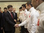 Başbakan Ahmet Davutoğlu ile Gençlik ve Spor Bakanı Akif Çağatay Kılıç, Okul Sporları Dünya Futbol Şampiyonası'nı birincilikle tamamlayan Trabzon Erdoğdu Anadolu Lisesi Futbol Takımı ile buluştu.
