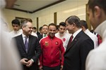 Başbakan Ahmet Davutoğlu ile Gençlik ve Spor Bakanı Akif Çağatay Kılıç, Okul Sporları Dünya Futbol Şampiyonası'nı birincilikle tamamlayan Trabzon Erdoğdu Anadolu Lisesi Futbol Takımı ile buluştu.