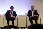 Başbakan Ahmet Davutoğlu ile Gençlik ve Spor Bakanı Akif Çağatay Kılıç, İstanbul Kongre Merkezi'nde düzenlenen Çanakkale 100. Yıl Barış Zirvesi'ne katıldı.