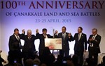 Başbakan Ahmet Davutoğlu ile Gençlik ve Spor Bakanı Akif Çağatay Kılıç, İstanbul Kongre Merkezi'nde düzenlenen Çanakkale 100. Yıl Barış Zirvesi'ne katıldı.