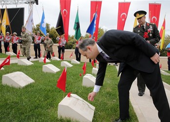 Gençlik ve Spor Bakanı Akif Çağatay Kılıç, Çanakkale Kara Savaşlarının 100. Yıl Anma Törenleri 57. Alay Şehitliği Töreni'ne katıldı.