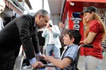 Gençlik ve Spor Bakanı Akif Çağatay Kılıç, Samsun Çarşamba İlçesi esnafını ziyaret etti.