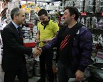 Gençlik ve Spor Bakanı Akif Çağatay Kılıç, Samsun Çarşamba İlçesi esnafını ziyaret etti.