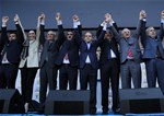 Başbakan Ahmet Davutoğlu ile Gençlik ve Spor Bakanı Akif Çağatay Kılıç, Ak Parti Samsun Mitingine katıldı.