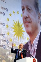 Cumhurbaşkanı Recep Tayyip Erdoğan ile Gençlik ve Spor Bakanı Akif Çağatay Kılıç, Sinan Erdem Spor Salonu'nda düzenlenen Rizeliler Buluşuyor etkinliğine katıldı.
