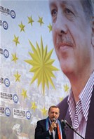 Cumhurbaşkanı Recep Tayyip Erdoğan ile Gençlik ve Spor Bakanı Akif Çağatay Kılıç, Sinan Erdem Spor Salonu'nda düzenlenen Rizeliler Buluşuyor etkinliğine katıldı.