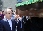 Gençlik ve Spor Bakanı Akif Çağatay Kılıç, Samsun Kuyumcular Odası Başkanı Tevfik Sönmez'in babası merhum Mehmet Sönmez'in cenaze törenine katıldı.