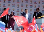 Başbakan Ahmet Davutoğlu ile Gençlik ve Spor Bakanı Akif Çağatay Kılıç, Ak Parti Isparta Mitingine katıldı.
