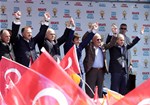 Başbakan Ahmet Davutoğlu ile Gençlik ve Spor Bakanı Akif Çağatay Kılıç, Ak Parti Isparta Mitingine katıldı.