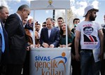 Gençlik ve Spor Bakanı Akif Çağatay Kılıç, Sivas Tarihi Kent Meydanı ve İstasyon Caddesi'nde vatandaşlarla sohbet etti.