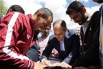 Gençlik ve Spor Bakanı Akif Çağatay Kılıç, Sivas Tarihi Kent Meydanı ve İstasyon Caddesi'nde vatandaşlarla sohbet etti.