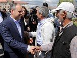 Gençlik ve Spor Bakanı Akif Çağatay Kılıç, Sivas Tarihi Kent Meydanı ve İstasyon Caddesi'nde vatandaşlarla sohbet etti.