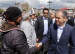 Gençlik ve Spor Bakanı Akif Çağatay Kılıç, Sivas Tarihi Kent Meydanı ve İstasyon Caddesi'nde vatandaşlarla sohbet etti.
