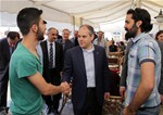 Gençlik ve Spor Bakanı Akif Çağatay Kılıç, Sivas Tarihi Kent Meydanı ve İstasyon Caddesi'nde vatandaşlarla sohbet etti.