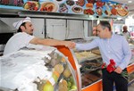 Gençlik ve Spor Bakanı Akif Çağatay Kılıç, Samsun'un Çiftlik Caddesi'nde hemşehrileri ile bir araya geldi.