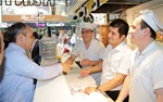 Gençlik ve Spor Bakanı Akif Çağatay Kılıç, Samsun'un Çiftlik Caddesi'nde hemşehrileri ile bir araya geldi.