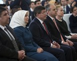 Başbakan Ahmet Davutoğlu, Gençlik ve Spor Bakanı Akif Çağatay Kılıç ile beraberindeki gençleri Çankaya Köşkü'nde kabul etti.