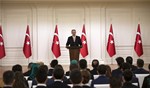 Başbakan Ahmet Davutoğlu, Gençlik ve Spor Bakanı Akif Çağatay Kılıç ile beraberindeki gençleri Çankaya Köşkü'nde kabul etti.