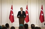 Başbakan Ahmet Davutoğlu, Gençlik ve Spor Bakanı Akif Çağatay Kılıç ile beraberindeki gençleri Çankaya Köşkü'nde kabul etti.