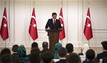 Başbakan Ahmet Davutoğlu, Gençlik ve Spor Bakanı Akif Çağatay Kılıç ile beraberindeki gençleri Çankaya Köşkü'nde kabul etti.