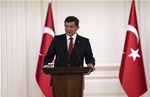 Başbakan Ahmet Davutoğlu, Gençlik ve Spor Bakanı Akif Çağatay Kılıç ile beraberindeki gençleri Çankaya Köşkü'nde kabul etti.