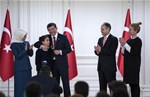 Başbakan Ahmet Davutoğlu, Gençlik ve Spor Bakanı Akif Çağatay Kılıç ile beraberindeki gençleri Çankaya Köşkü'nde kabul etti.