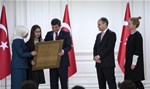 Başbakan Ahmet Davutoğlu, Gençlik ve Spor Bakanı Akif Çağatay Kılıç ile beraberindeki gençleri Çankaya Köşkü'nde kabul etti.