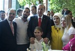 Cumhurbaşkanı Recep Tayyip Erdoğan, Gençlik ve Spor Bakanı Akif Çağatay Kılıç ile beraberindeki gençleri Cumhurbaşkanlığı Sarayı'nda kabul etti.