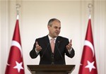 Başbakan Ahmet Davutoğlu, Gençlik ve Spor Bakanı Akif Çağatay Kılıç ile beraberindeki gençleri Çankaya Köşkü'nde kabul etti.