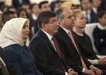 Başbakan Ahmet Davutoğlu, Gençlik ve Spor Bakanı Akif Çağatay Kılıç ile beraberindeki gençleri Çankaya Köşkü'nde kabul etti.