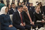 Başbakan Ahmet Davutoğlu, Gençlik ve Spor Bakanı Akif Çağatay Kılıç ile beraberindeki gençleri Çankaya Köşkü'nde kabul etti.