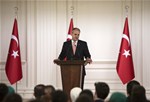 Başbakan Ahmet Davutoğlu, Gençlik ve Spor Bakanı Akif Çağatay Kılıç ile beraberindeki gençleri Çankaya Köşkü'nde kabul etti.