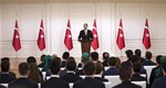 Başbakan Ahmet Davutoğlu, Gençlik ve Spor Bakanı Akif Çağatay Kılıç ile beraberindeki gençleri Çankaya Köşkü'nde kabul etti.