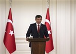 Başbakan Ahmet Davutoğlu, Gençlik ve Spor Bakanı Akif Çağatay Kılıç ile beraberindeki gençleri Çankaya Köşkü'nde kabul etti.