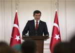 Başbakan Ahmet Davutoğlu, Gençlik ve Spor Bakanı Akif Çağatay Kılıç ile beraberindeki gençleri Çankaya Köşkü'nde kabul etti.