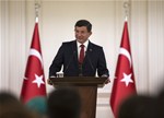 Başbakan Ahmet Davutoğlu, Gençlik ve Spor Bakanı Akif Çağatay Kılıç ile beraberindeki gençleri Çankaya Köşkü'nde kabul etti.