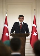 Başbakan Ahmet Davutoğlu, Gençlik ve Spor Bakanı Akif Çağatay Kılıç ile beraberindeki gençleri Çankaya Köşkü'nde kabul etti.