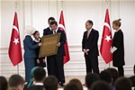 Başbakan Ahmet Davutoğlu, Gençlik ve Spor Bakanı Akif Çağatay Kılıç ile beraberindeki gençleri Çankaya Köşkü'nde kabul etti.